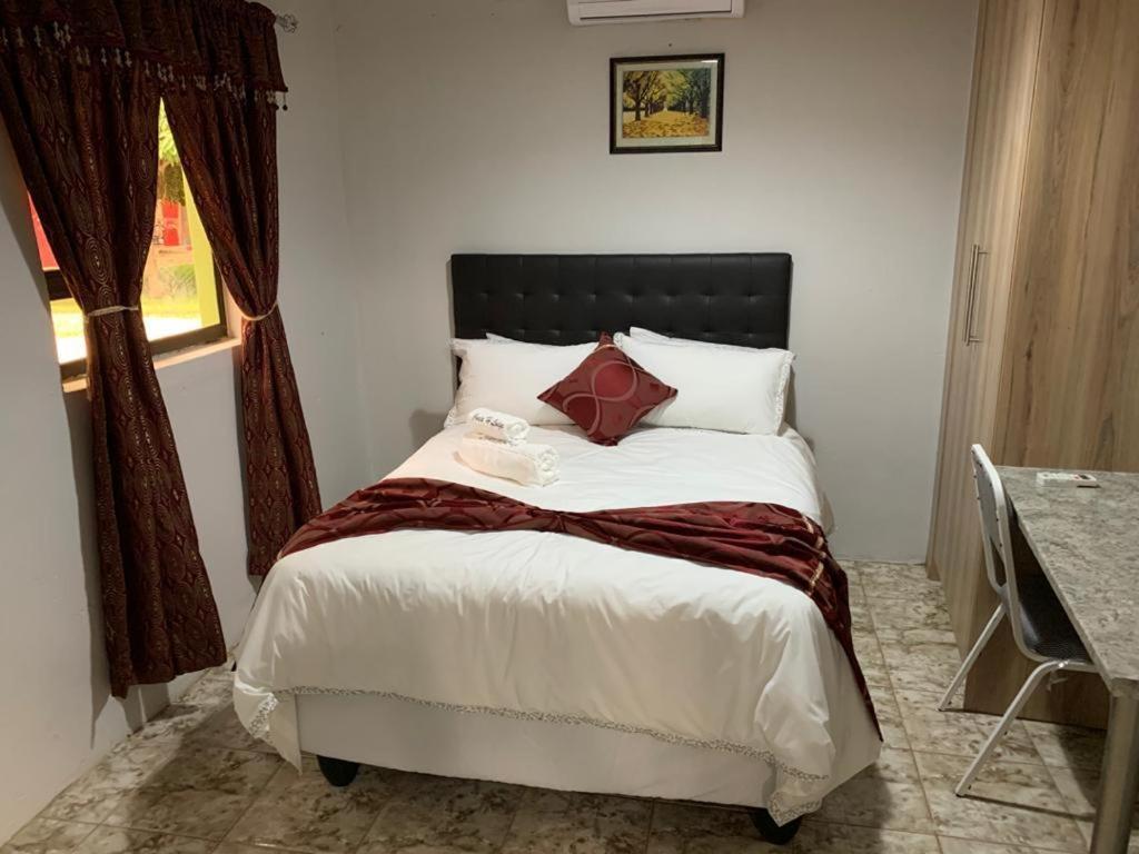 Juda Haus Lodge Katima Mulilo Exterior photo